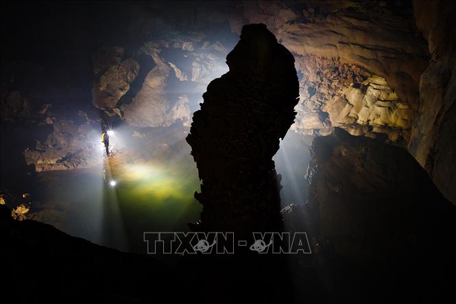 Trong ảnh: Hang Sơn Đoòng còn sở hữu một hệ thống sông ngầm lớn, được hình thành bởi sự giao thoa của 2 con sông. Cuối hang là bức tường đá vôi cao 90 mét, hay còn gọi là “Bức Tường Việt Nam”. Ảnh: TTXVN