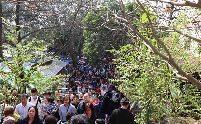 Trong ảnh: Đông đảo du khách về trảy hội. Ảnh: Thái Hùng – TTXVN