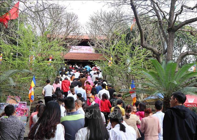 Trong ảnh: Đông đảo du khách về trảy hội. Ảnh: Thái Hùng – TTXVN