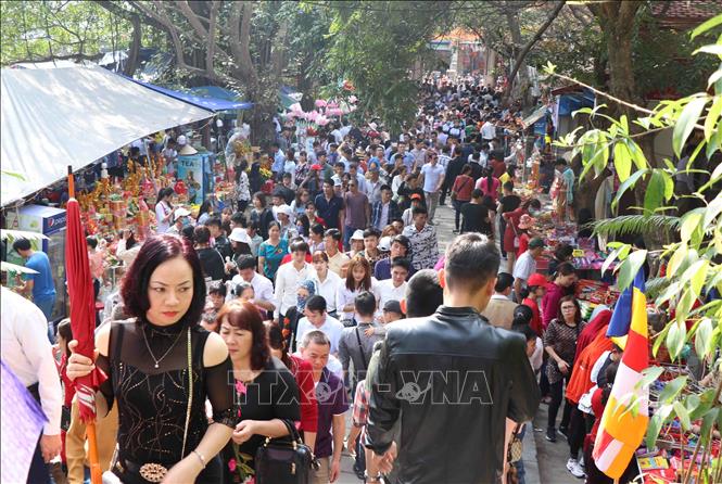 Trong ảnh: Đông đảo du khách về trảy hội. Ảnh: Thái Hùng – TTXVN