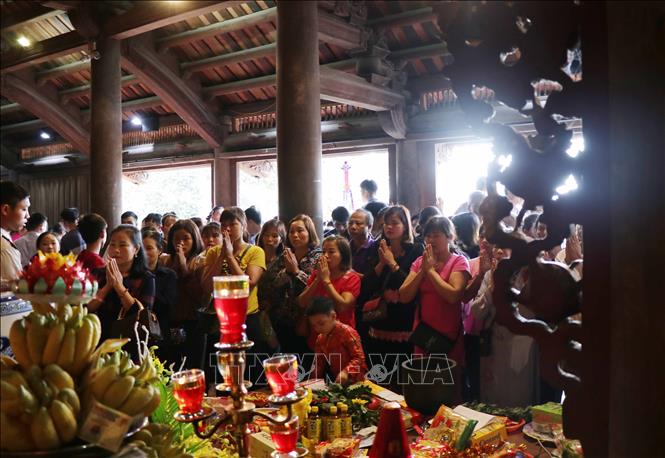 Trong ảnh: Đông đảo du khách về trảy hội. Ảnh: Thái Hùng – TTXVN