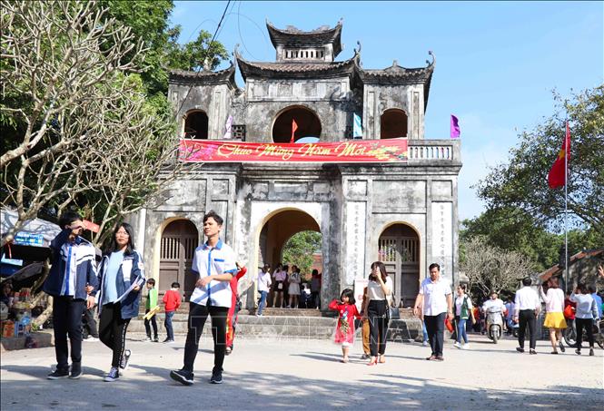 Trong ảnh: Văn Miếu Xích Đằng tấp nập người qua lại. Ảnh: Đinh Tuấn - TTXVN
