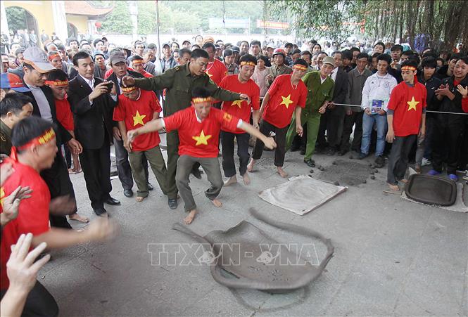 Trong ảnh: Người ra pháo nổ giỏi nhất được gọi là 