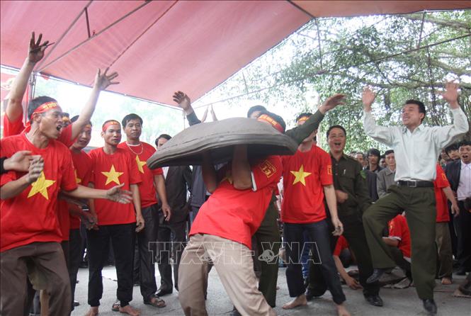 Trong ảnh: Người có kinh nghiệm nhất được cử ra pháo. Ảnh: TTXVN