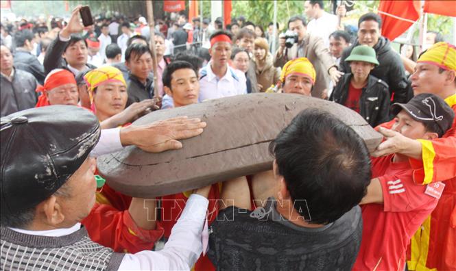 Trong ảnh: Trước khi nổ, pháo được nâng đi một vòng cho các đội xem. Ảnh: TTXVN