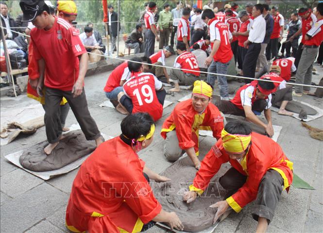 Trong ảnh: Các pháo thủ tham gia là những trai tráng trong làng. Ảnh: TTXVN