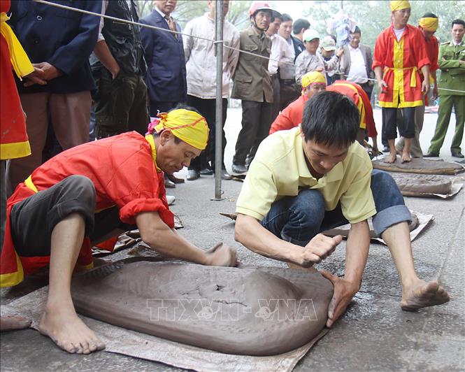 Trong ảnh: Các pháo thủ tham gia là những trai tráng trong làng. Ảnh: TTXVN