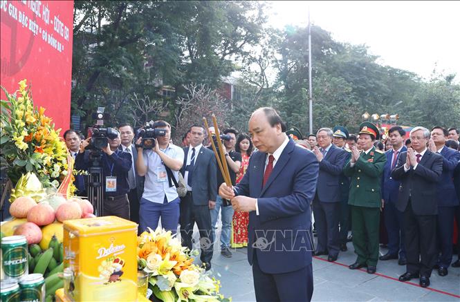 Photo: PM Nguyen Xuan Phúc offers incense on the 230th Dong Da victory anniversary. VNA Photo: Thống Nhất