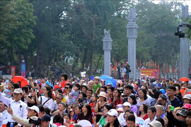 Photo: Hanoians and pilgrims around the country gather at the ceremony. VNA Photo: Quang Quyết