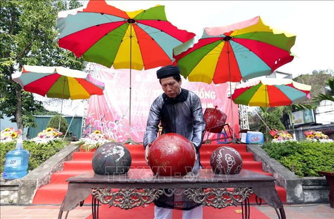 Trong ảnh: Ban tổ chức kiểm tra các quả cầu trước khi thi đấu. Ảnh: Anh Tuấn - TTXVN
