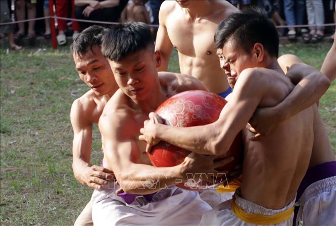 Trong ảnh: Pha tranh cầu quyết liệt của các đội tại Lễ hội vật cầu truyền thống đình Thúy Lĩnh. Ảnh: Anh Tuấn - TTXVN