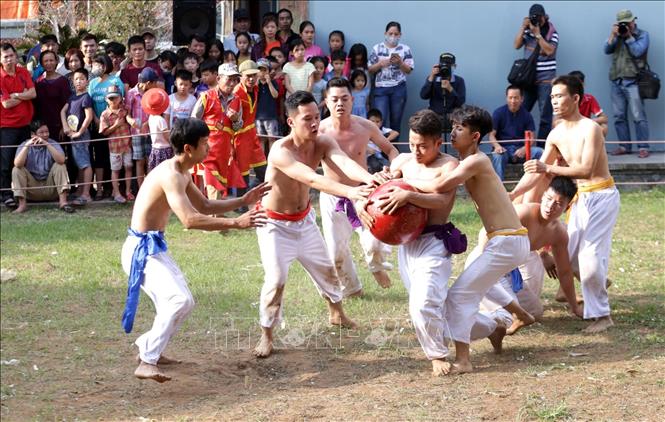 Trong ảnh: Pha tranh cầu quyết liệt của các đội tại Lễ hội vật cầu truyền thống đình Thúy Lĩnh. Ảnh: Anh Tuấn - TTXVN