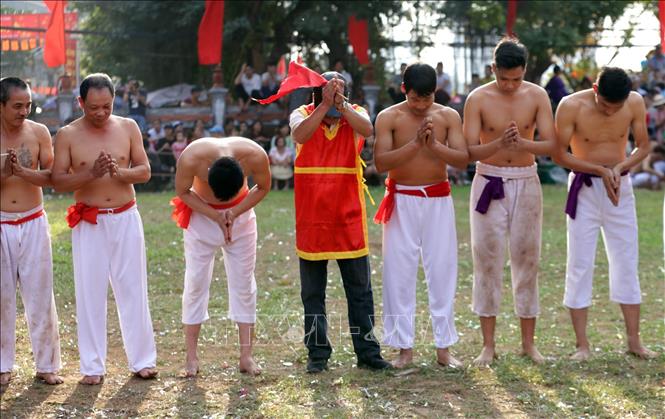 Trong ảnh: Các đội tham dự lễ hội vật cầu đi một vòng quả cầu và làm Lễ trước khi thi đấu. Ảnh: Anh Tuấn - TTXVN