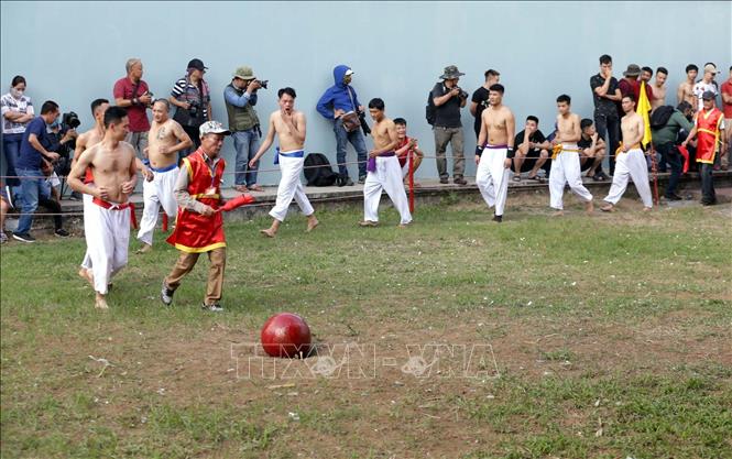 Trong ảnh: Các đội tham dự lễ hội vật cầu đi một vòng quả cầu và làm Lễ trước khi thi đấu. Ảnh: Anh Tuấn - TTXVN