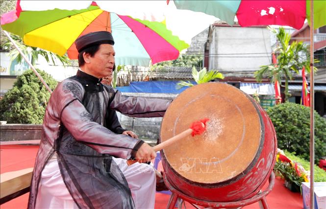 Trong ảnh: Các bô lão trong làng đánh trống hội tại Lễ hội vật cầu truyền thống đình Thúy Lĩnh. Ảnh: Anh Tuấn - TTXVN