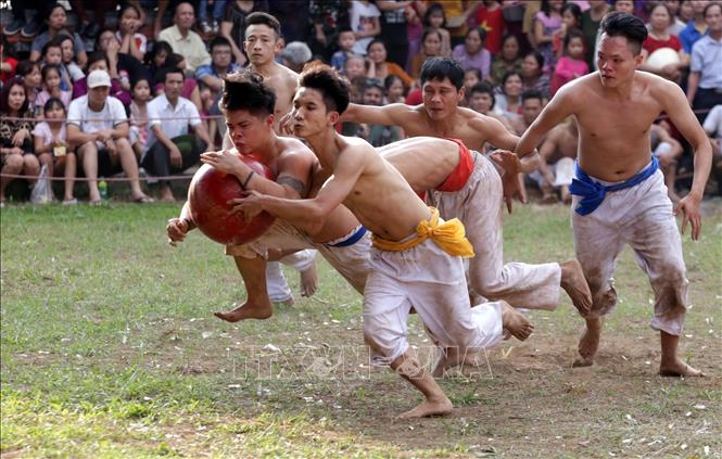 Trong ảnh: Pha tranh cầu quyết liệt của các đội tại Lễ hội vật cầu truyền thống đình Thúy Lĩnh. Ảnh: Anh Tuấn - TTXVN