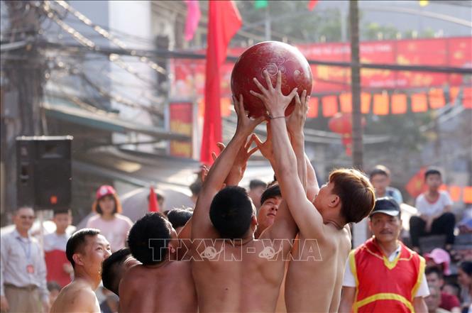 Trong ảnh: Pha tranh cầu quyết liệt của các đội tại Lễ hội vật cầu truyền thống đình Thúy Lĩnh. Ảnh: Anh Tuấn - TTXVN