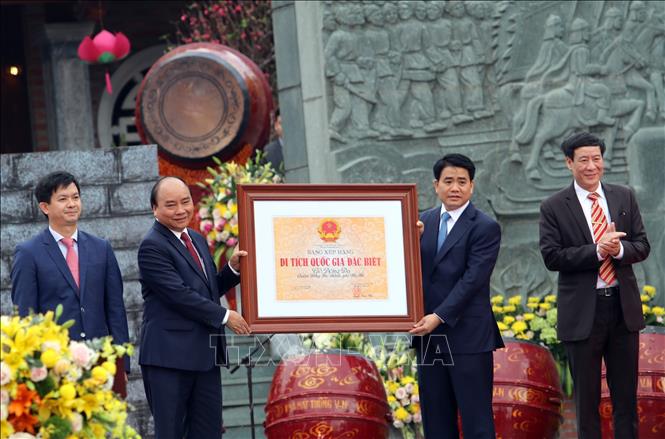 Photo: PM Nguyen Xuan Phuc hands over the certificate to recognise Dong Da mount as a national relic to Chairman of the Hanoi People's Committee Nguyen Duc Chung. VNA Photo: Quang Quyết