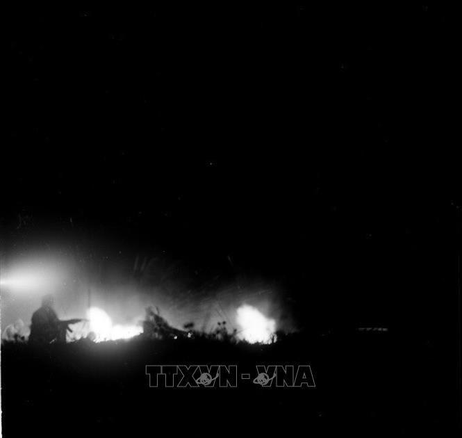 Trong ảnh: Chiến sĩ đại đội 8, Đoàn X đánh trả địch lấn chiếm điểm cao biên giới ở huyện Vị Xuyên, tỉnh Hà Tuyên. Ảnh: Minh Lộc – TTXVN