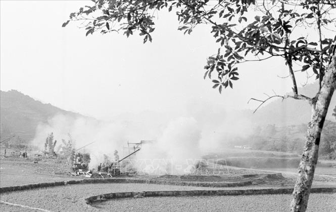 Trong ảnh: Chiến sĩ Đại đội 7, Đoàn M16 pháo binh Lạng Sơn dội bão lửa trừng trị quân địch. Ảnh: Minh Điền - TTXVN