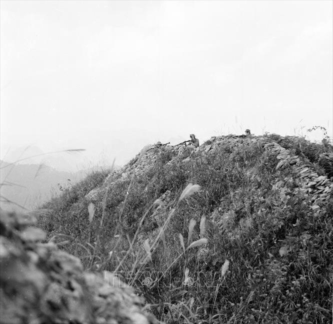 Trong ảnh: Các chiến sĩ trên điểm cao 1911 mặt trận Hà Tuyên sẵn sàng chiến đấu bảo vệ biên giới của Tổ quốc. Ảnh: Minh Lộc – TTXVN