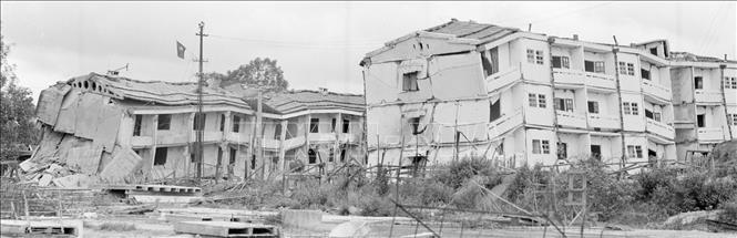 Trong ảnh: Khu nhà lắp ghép 4 tầng của cán bộ, công nhân tại thị xã Lào Cai, tỉnh Hoàng Liên Sơn (nay thuộc tỉnh Lào Cai) bị địch dùng mìn đánh phá. Ảnh: Phùng Triệu - TTXVN