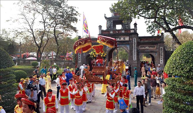 Photo: The palanquin procession to An Duong Vuong temple, a part of Co Loa festival. VNA Photo: Hoàng Hùng 