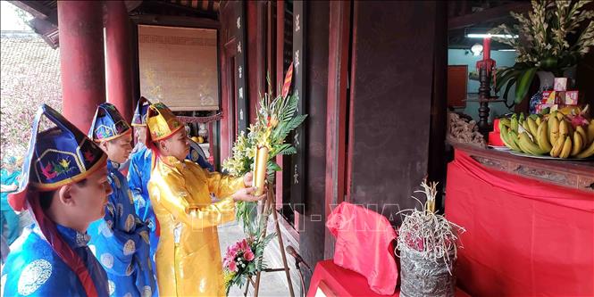 Photo: A view of the offering ritual at An Duong Vuong temple, a part of Co Loa festival. VNA Photo: Hoàng Hùng