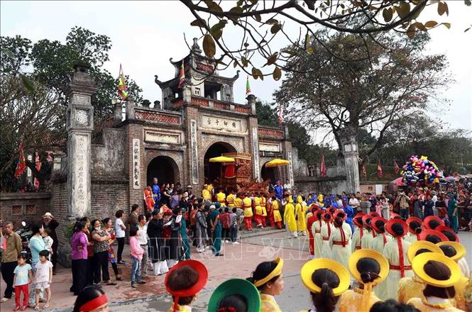 Photo: Villages in Dong Anh districts carry palanquins into An Duong Vuong Temple. VNA Photo: Hoàng Hùng