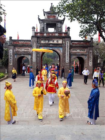 Photo: Villages in Dong Anh districts carry offerings into An Duong Vuong Temple. VNA Photo: Hoàng Hùng