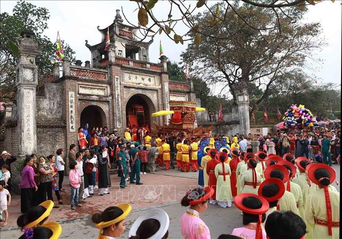 Photo: Villages in Dong Anh districts carry palanquins into An Duong Vuong Temple. VNA Photo: Hoàng Hùng