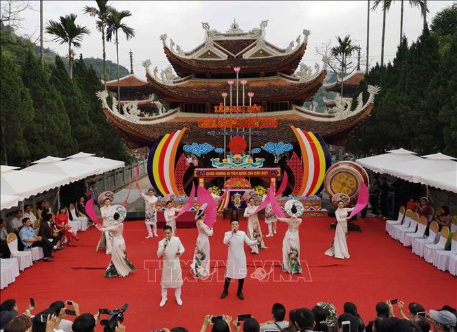 Trong ảnh: Tiết mục văn nghệ trong chương trình khai mạc lễ hội. Ảnh: Thanh Tùng-TTXVN
