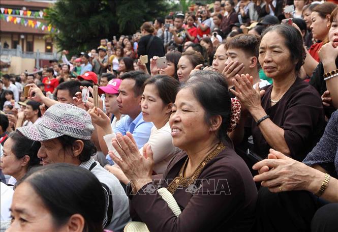 Trong ảnh: Du khách thập phương trẩy hội, dâng hương, vãn cảnh chùa đầu Xuân trong ngày khai hội. Ảnh: Thanh Tùng-TTXVN