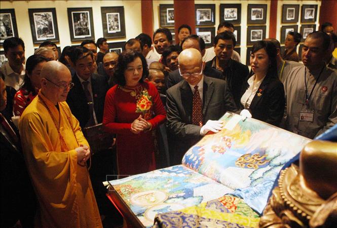 Trong ảnh: Phó Bí thư Thường trực Thành ủy Hà Nội Ngô Thị Thanh Hằng và các đại biểu tham quan triển lãm ảnh, sách tại Lễ khai hội chùa Hương 2019. Ảnh: Thanh Tùng-TTXVN