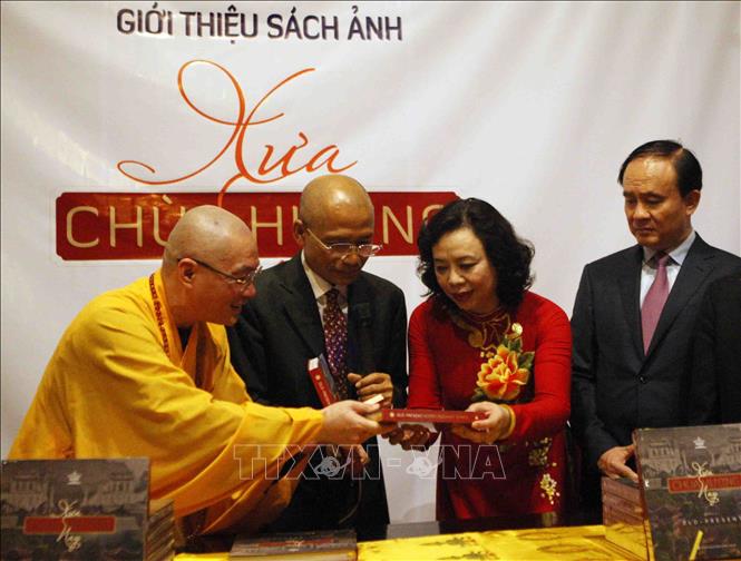 Trong ảnh: Thượng tọa Thích Minh Hiền, trụ trì chùa Hương tặng sách ảnh “Chùa Hương xưa nay” cho Phó Bí thư Thường trực Thành ủy Hà Nội Ngô Thị Thanh Hằng và đại biểu tới dự Lễ khai hội. Ảnh: Thanh Tùng-TTXVN