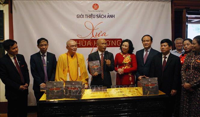 Trong ảnh: Phó Bí thư Thường trực Thành ủy Hà Nội Ngô Thị Thanh Hằng và đại biểu dự ra mắt sách ảnh “Chùa Hương xưa nay” sau Lễ khai hội. Ảnh: Thanh Tùng-TTXVN  