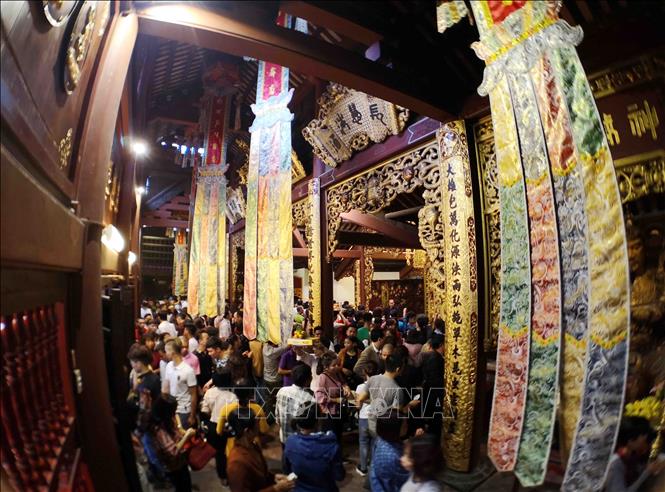 Trong ảnh: Du khách thập phương trẩy hội, dâng hương, vãn cảnh chùa đầu Xuân trong ngày khai hội. Ảnh: Thanh Tùng-TTXVN