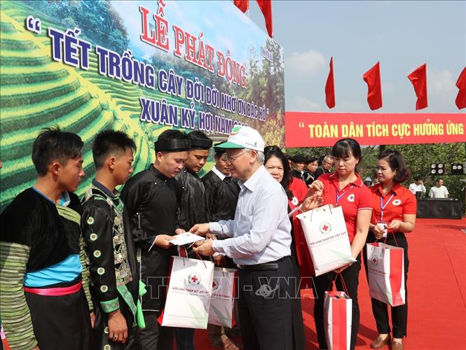 Trong ảnh : Tổng Bí thư, Chủ tịch nước Nguyễn Phú Trọng tặng 200 suất quà cho đồng bào nghèo, khó khăn của huyện Trấn Yên. Ảnh : Trí Dũng – TTXVN