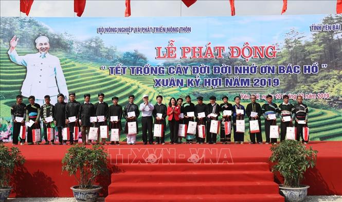  Trong ảnh : Tổng Bí thư, Chủ tịch nước Nguyễn Phú Trọng tặng 200 suất quà cho đồng bào nghèo, khó khăn của huyện Trấn Yên. Ảnh : Trí Dũng – TTXVN