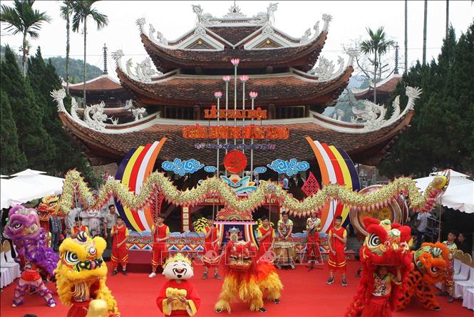 Photo: A dragon dance at Huong Pagoda Festival's opening ceremony. VNA Photo: Thanh Tùng