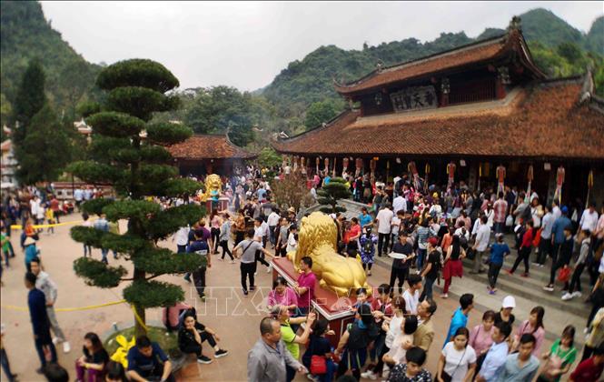 Photo: Visitors gather at Huong Pagoda to pray for a happy and prosperous new year. VNA Photo: Thanh Tùng