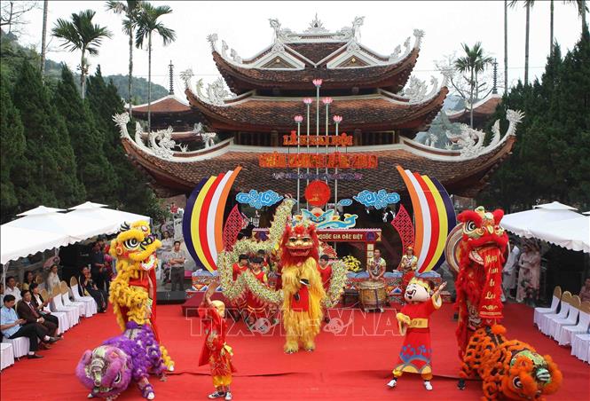 Photo: An art performance at Huong Pagoda Festival's opening ceremony. VNA Photo: Thanh Tùng