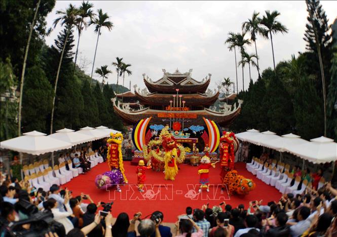 Photo: An art performance at Huong Pagoda Festival's opening ceremony. VNA Photo: Thanh Tùng