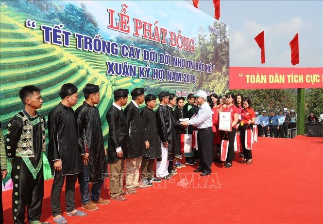 Photo: Party General Secretary, President Nguyen Phu Trong presents Tet gifts to disadvantaged families of Tran Yen district. VNA Photo: Trí Dũng