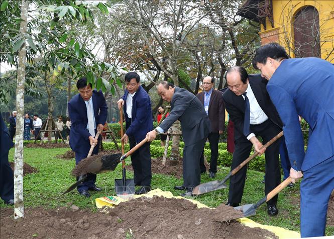 Photo: PM Nguyen Xuan Phuc (3rd L) plants a memorial tree at the relic site. VNA Photo: Thống Nhất
