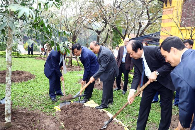 Photo: PM Nguyen Xuan Phuc (3rd L) plants a memorial tree at the relic site. VNA Photo: Thống Nhất

