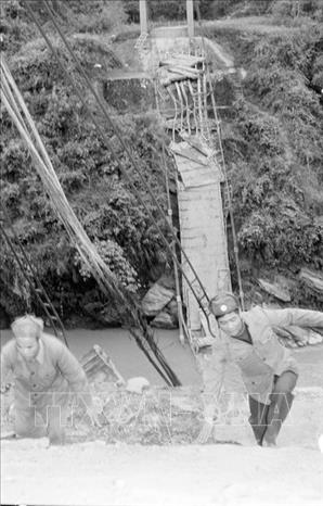 Trong ảnh: Cầu treo của huyện Xín Mần, tỉnh Hà Tuyên bị đạn pháo của địch bắn hỏng nặng. Ảnh: Minh Điền – TTXVN