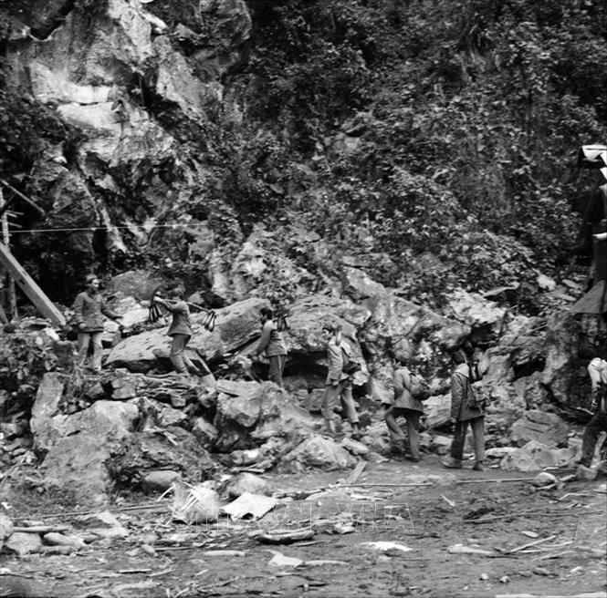 Trong ảnh: Chiến sĩ đoàn X tải đạn lên điểm tựa Hà Tuyên. Ảnh: Minh Lộc – TTXVN