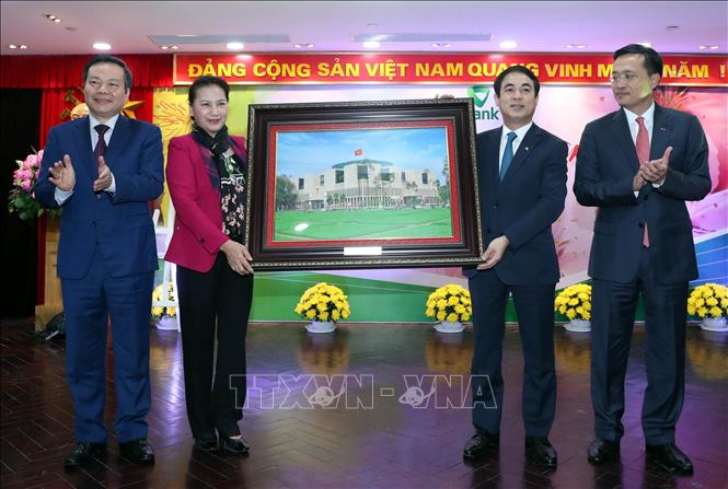 Trong ảnh: Chủ tịch Quốc hội Nguyễn Thị Kim Ngân tặng quà lưu niệm cho đại diện lãnh đạo Vietcombank.  Ảnh: Trọng Đức - TTXVN