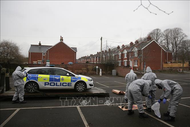 Trong ảnh: Lực lượng chức năng điều tra tại hiện trường vụ đầu độc cựu điệp viên hai mang Nga Sergei Skripal cùng con gái tại thành phố Salisbury, Anh ngày 11/3/2018. Ảnh: AFP/TTXVN